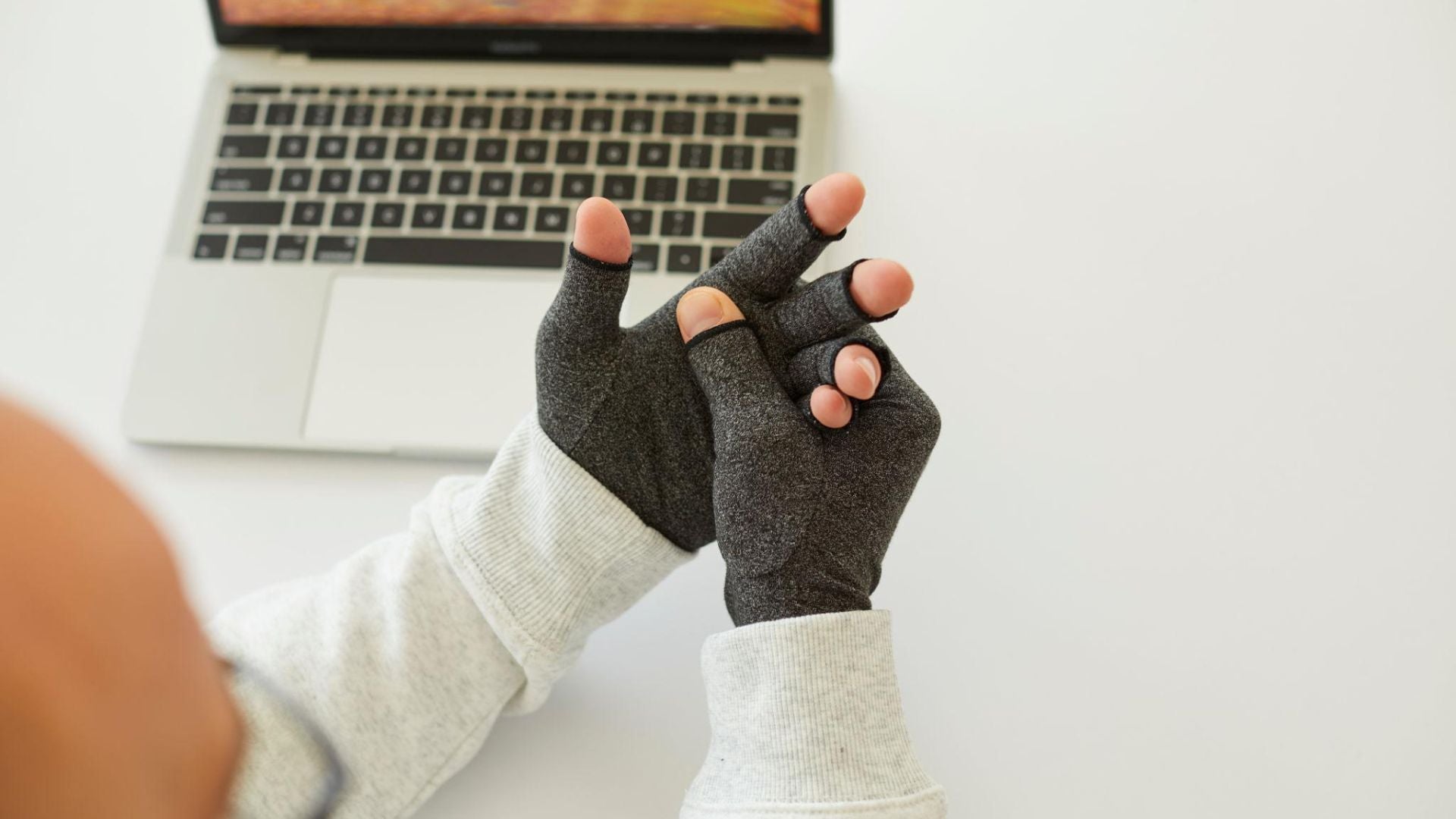 How Arthritic Gloves Enhance Hand Mobility and Reduce Pain for Seniors with Arthritis