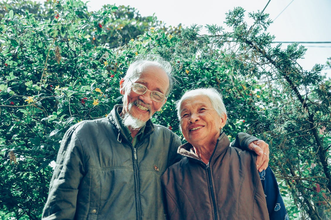 The Ultimate Guide to Stylish and Supportive Adaptive Wear for Seniors: From Clothing Protectors to Diabetic Slippers